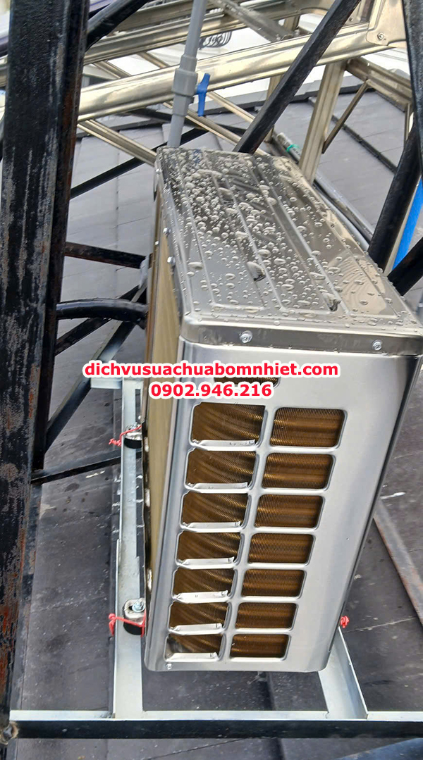 Máy bơm nhiệt tích hợp giàn năng lượng cho 3 căn biệt thự